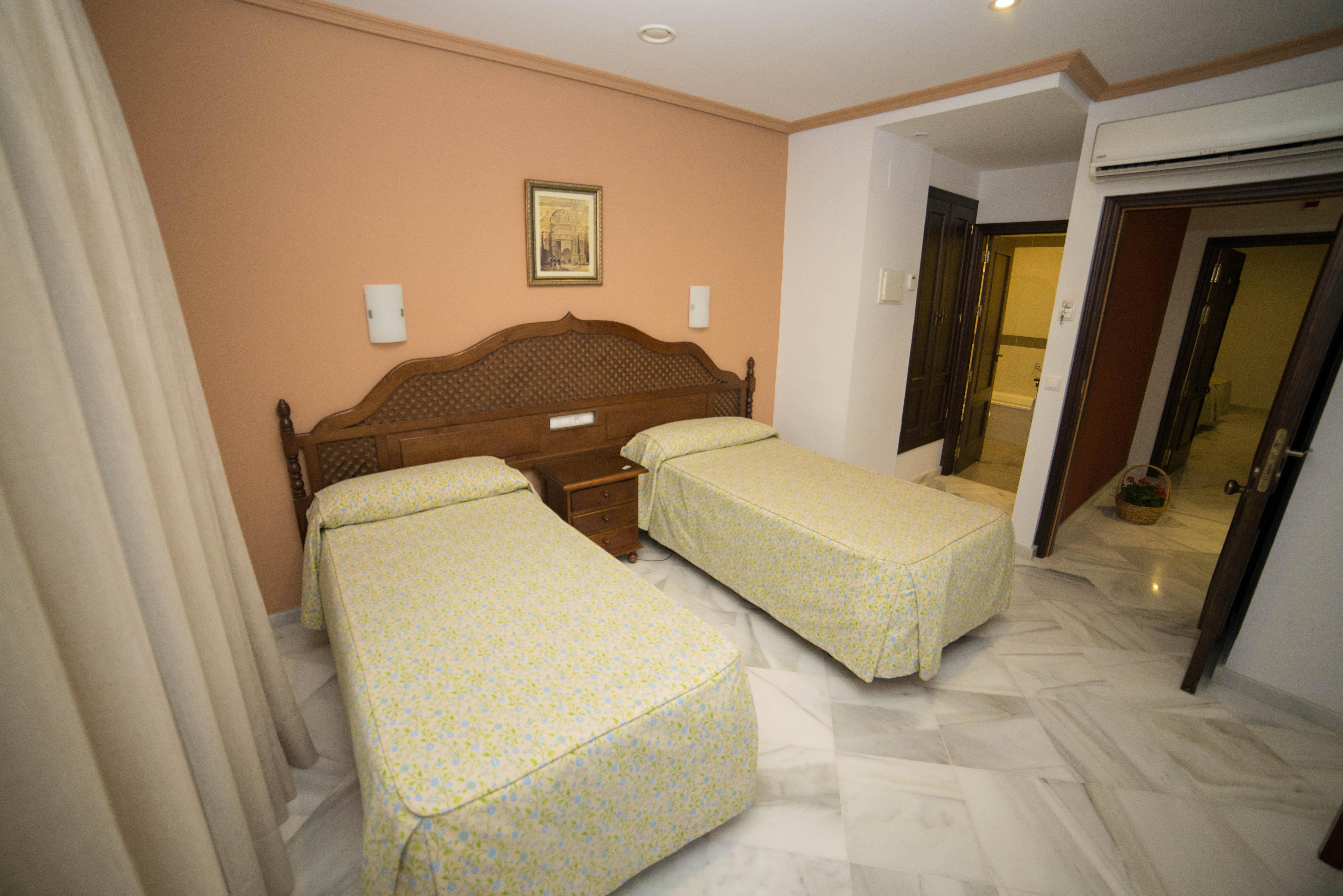 Hotel Los Omeyas Kordoba Bagian luar foto